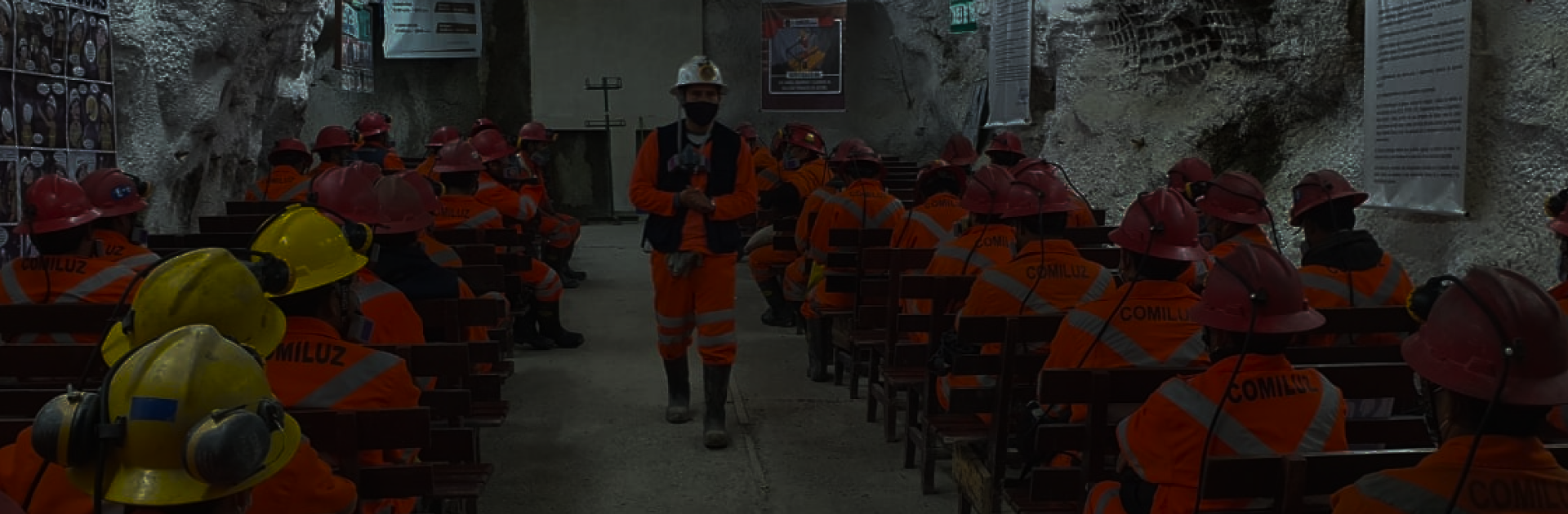 Banner de trabajadores de Comiluz Sac